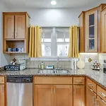 Vibrant Trendy Two Bedroom Near Marathon Village Holiday home *