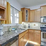 Vibrant Trendy Two Bedroom Near Marathon Village *