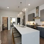 Sapphire Loft 4 Bedroom 4.5 Bath Rooftop Patio Holiday home Nashville