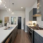 Sapphire Loft 4 Bedroom 4.5 Bath Rooftop Patio