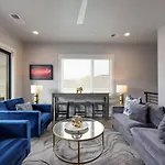 Sapphire Loft 4 Bedroom 4.5 Bath Rooftop Patio Holiday home