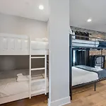 Holiday home Luxe Rooftop Lounge With Views And Games *