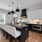 Holiday home Luxe Rooftop Lounge With Views And Games