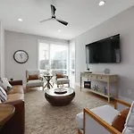 Holiday home Luxe Rooftop Lounge With Views And Games
