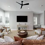 Holiday home Luxe Rooftop Lounge With Views And Games *