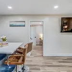 Holiday home Adorable, Cozy, Private 1bed1bath, Fenced Yard, Sunroom, Deck
