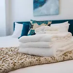 Two Gorgeous Homes Twenty Guests Amazing Location Holiday home Nashville