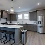 Holiday home East Beauty Minutes To Downtown *