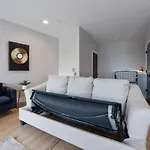 Holiday home Metro Charm - Rooftop Lounge - Hot Tub *