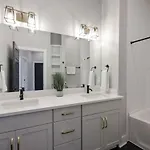 Metro Charm - Rooftop Lounge - Hot Tub *