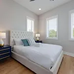 Metro Charm - Rooftop Lounge - Hot Tub Holiday home