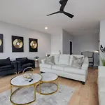 Metro Charm - Rooftop Lounge - Hot Tub Holiday home Nashville