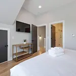 Metro Charm - Rooftop Lounge - Hot Tub Holiday home *