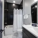 Metro Charm - Rooftop Lounge - Hot Tub Holiday home