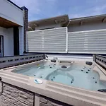 Metro Charm - Rooftop Lounge - Hot Tub Holiday home Nashville