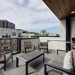 Rhythmic Retreat Rooftop Lounge 4 Bedroom 4.5 Bath Holiday home *