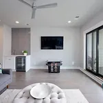 Rhythmic Retreat Rooftop Lounge 4 Bedroom 4.5 Bath Holiday home
