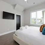 Rhythmic Retreat Rooftop Lounge 4 Bedroom 4.5 Bath Holiday home