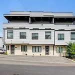 Two Townhomes- Rooftop Lounge- Hot Tub- City Views