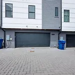 Two Townhomes- Rooftop Lounge- Hot Tub- City Views