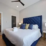 Two Townhomes- Rooftop Lounges- Hot Tub- Game Holiday home *