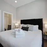Two Townhomes- Rooftop Lounges- Hot Tub- Game Holiday home