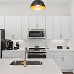 Holiday home 24k Escape - Rooftop Oasis, 3 Miles To Broadway! *