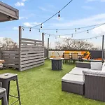 Holiday home 24k Escape - Rooftop Oasis, 3 Miles To Broadway!