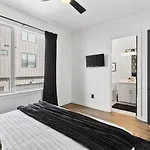 Holiday home 24k Escape - Rooftop Oasis, 3 Miles To Broadway! *