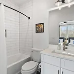 Holiday home 24k Escape - Rooftop Oasis, 3 Miles To Broadway!