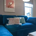 Townhouse - Walk To Food, Near Downtown! *