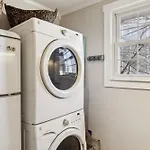 Family Friends And Free Parking Close To Downtown Holiday home *