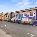 Vibrant Neon Condo Near Restaurants, Coffee And Bars