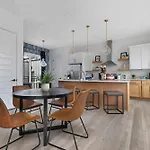 The Trillium & The Iris - 2 Homes 6 Bedrooms Holiday home *