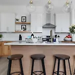The Trillium & The Iris - 2 Homes 6 Bedrooms * Nashville