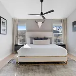 The Traveller New Redesign With Peloton & Sauna! Holiday home Nashville
