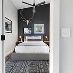 The Traveller New Redesign With Peloton & Sauna! Holiday home Nashville