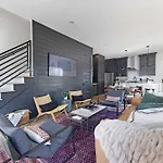 The Willie - Newly Redesigned, Game & Rooftop Holiday home *
