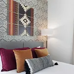 The Willie - Newly Redesigned, Game & Rooftop Holiday home *