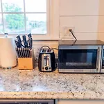 Apartment Sleeps 6-full Kitchen-4 Beds-big Couch-officespace *