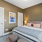 Vibrant In The Nations With Garage Walk To Restaurants And Shops *