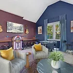 Holiday home The Morrison - Karaoke Theater Backyard Oasis *