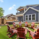 Holiday home The Morrison - Karaoke Theater Backyard Oasis *