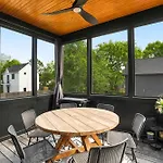 Sophisticated Sanctuary Hot Tub Outdoor Haven Holiday home *