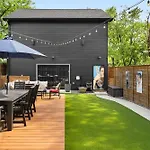 Sophisticated Sanctuary Hot Tub Outdoor Haven Holiday home
