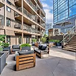 Beverly Nash Downtown, Incredible Skyline Views, Walk To Broadway! Holiday home Nashville
