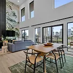 Beverly Nash Downtown, Incredible Skyline Views, Walk To Broadway! Holiday home