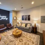 The Tennessee Whiskey In West End-vandy- Uber To Broadway Holiday home