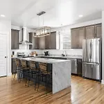 Lucky Bachelor 5 Min To Broadway With Hot Tub