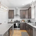 Lucky Bachelor 5 Min To Broadway With Hot Tub